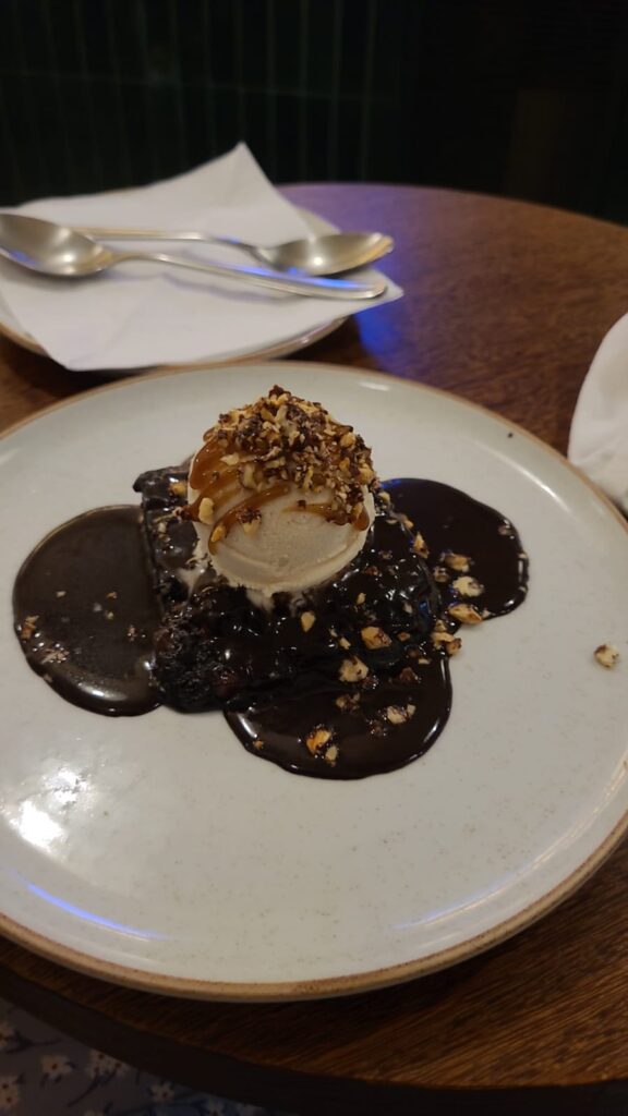 Brownie com sorvete de aveia Teva Bistrô Ipanema