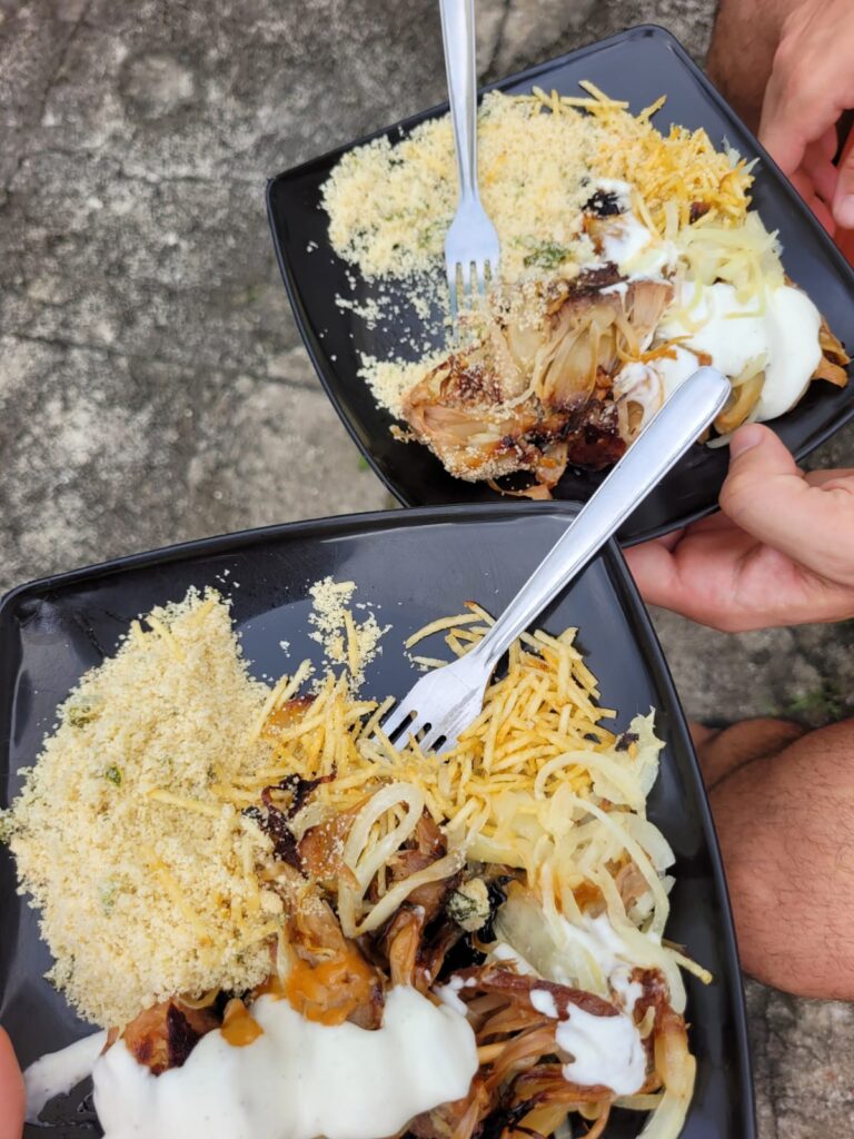 Carne de jaca acebolada com farofa - comida vegana