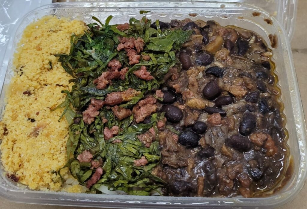 Feijoada de cogumelos com arroz, farofa e couve do Veganos do Grajaú. Muito gostosa.