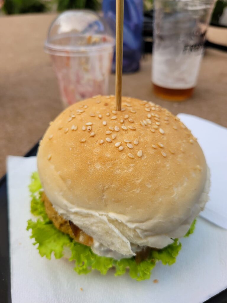 Hambúrguer de grão de bico com molho tártaro
