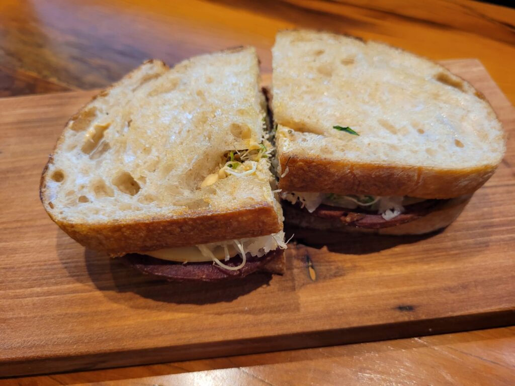 Sanduíche de Pastrami Vegano Teva Deli Copacabana