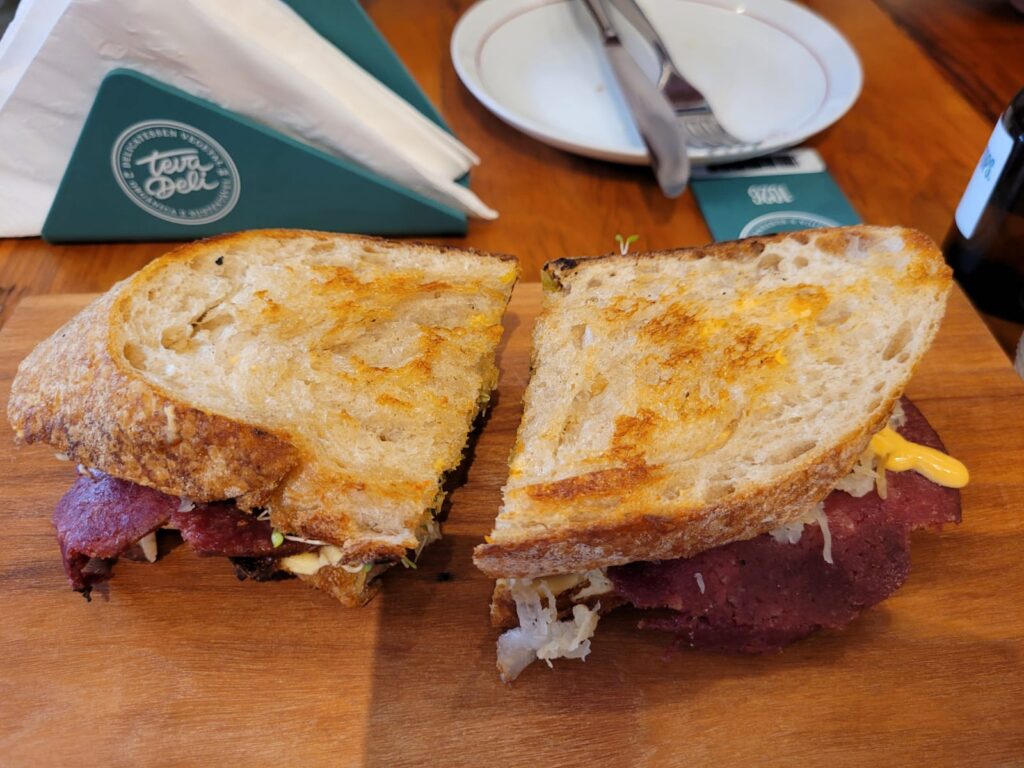Sanduíche de Pastrami vegano Teva Deli Copacabana
