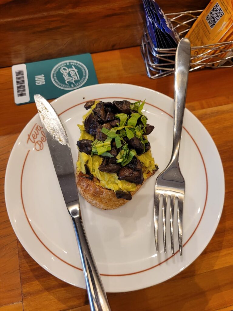 Toast de avocado e cogumelos Teva Deli Copacabana