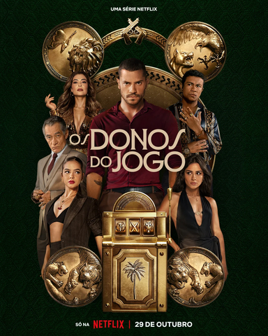 Cartaz da série da netflix Os Donos do Jogo com o ator protagonista no centro e os outros no entorno: xamã, mel maia, chico díaz. Há elementos como caça-níqueis de ouro entre outros objetos de ouro representando a contravenção. 