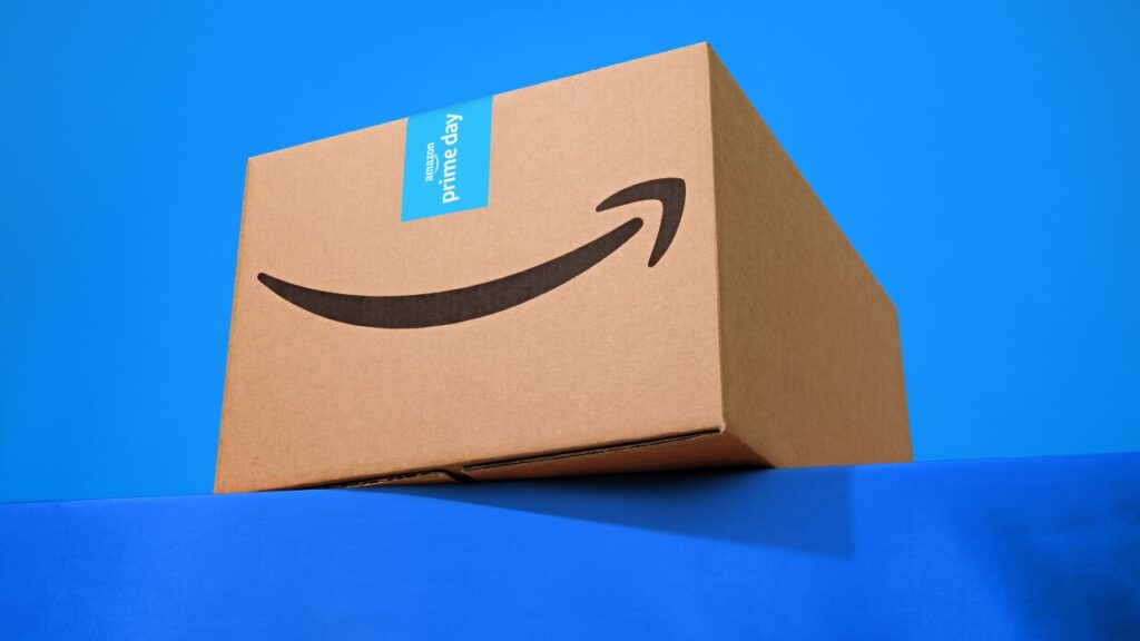 Caixa de papelão representando uma entrega com o símbolo da amazon (sorriso/seta)