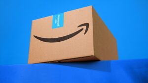 Caixa de papelão representando uma entrega com o símbolo da amazon (sorriso/seta)