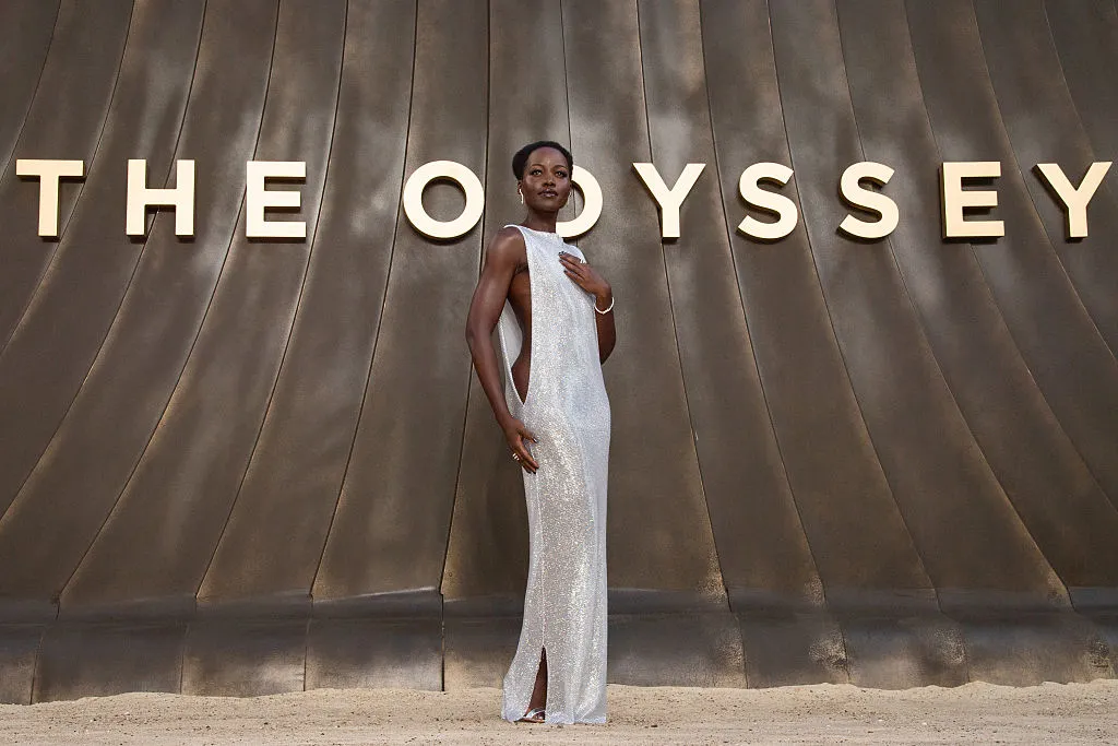 Lupita Nyong'o no papel de Helena e de Clitemnestra (sua irmã gêmea não-idêntica).
