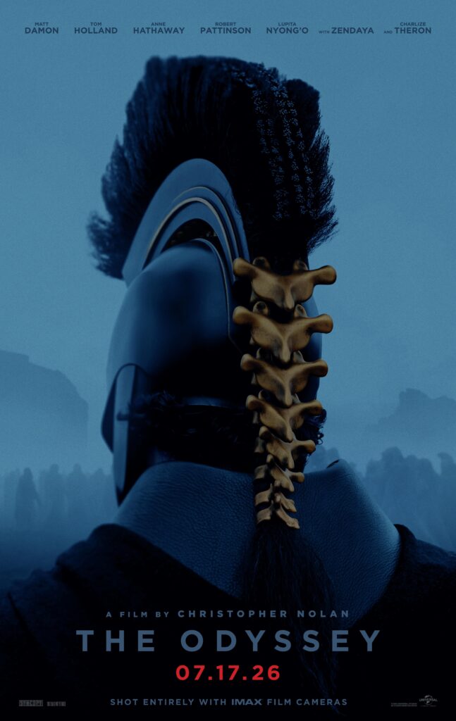 Imagem oficial do filme a odisseia de 2026 apresentando guerreiro de costas com penacho e adereço dourado na cabeça idêntico ossos da coluna vertebral humana