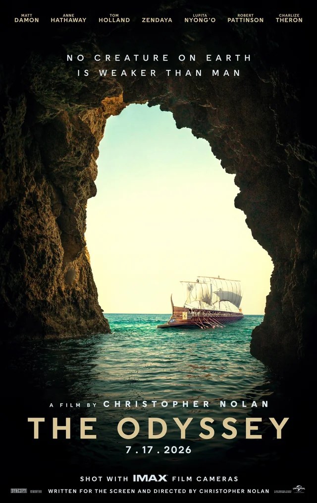 Imagem oficial do filme a odisseia de 2026 apresentando embarcação iniciando travessia através de uma rocha escavada com uma frase escrito em inglês "no creatura on earth is weaker than man". 