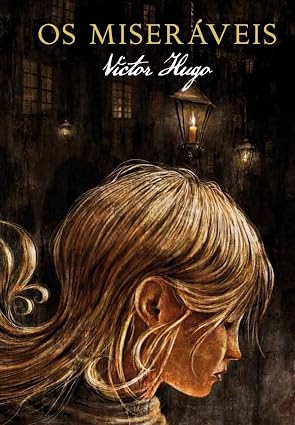 Capa do livro os Miseráveis da editora Martin Claret: a capa apresenta um desenho de uma criança (não é possível identificar se menino ou menina) de cabelos loiros em frente a uma parede que contém janelas iluminadas por dentro (a criança está na rua) e há lampiões com velas acesas dentro desses lampiões/lamparinas. Ou seja, é noite e a criança está na rua.  A imagem contém o link para verificar o preço do livro para compra.