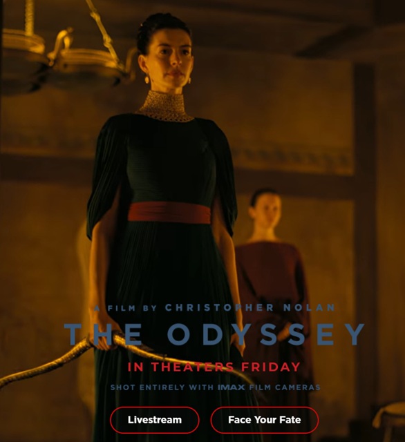 Imagem retirada do site oficial do filme A Odisseia apresentando a atriz Anne Hathaway caracterizada como Penélope, personagem que é esposa de Ulisses (Odisseu). Ela segura um instrumento semelhante a um tear (na história ela costura uma peça) em sua mão direita e usa vestimentas gregas típicas: um vestido/túnica azul com uma faixa vermelha em sua cintura. Atrás dela, fora de foco, está a atriz Mia Goth, que representa uma criada. A imagem anuncia que o filme estará nos cinemas a partir de sexta feira (que é a data de 17 de julho de 2026). 